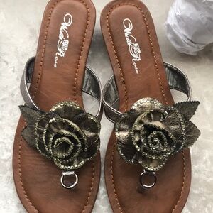 NWOT Floral thong rhinestone flip flops